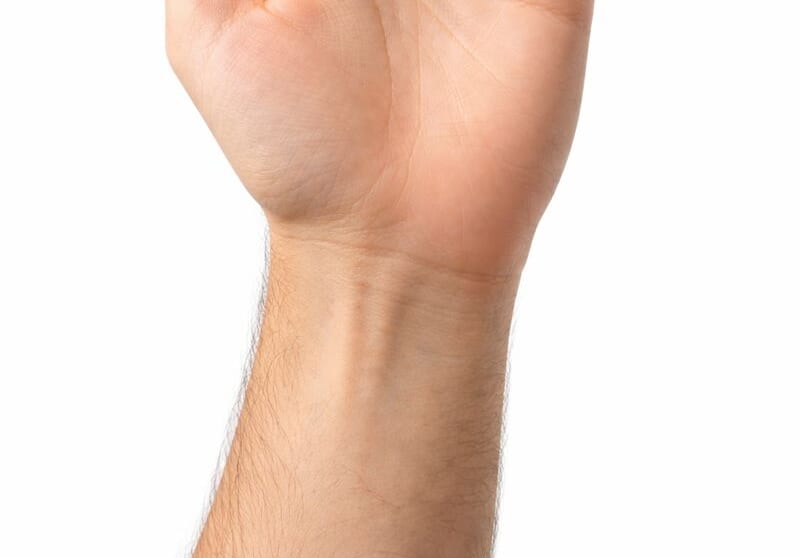 香水の正しい付け方とは？メンズが意識すべき「手の甲」と「手首」の使い分け